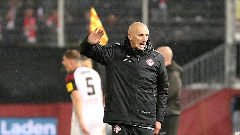 Fehlt den Würzburger Kickers am Samstag bei Eintracht Braunschweig: Trainer Ralf Santelli ist nach seiner Roten Karte im Spiel gegen den 1. FC Kaiserslautern für ein Spiel gesperrt.