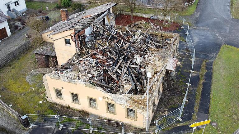 Bei Rottershausen: Die Gasthaus-Ruine 'Schwarze Pfütze' von oben betrachtet.