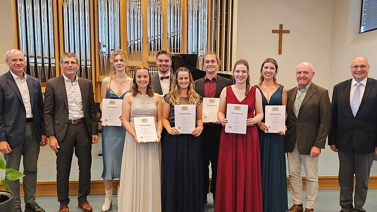 Die Preisträgerinnen und -träger der Berufsfachschule für Musik Bad Königshofen mit den Sponsoren Peter Lindemann (Sparkasse), Bezirkstagsvizepräsident Thomas Schiebel, Landrat Thomas Habermann und Schulleiter Elmar Koch.