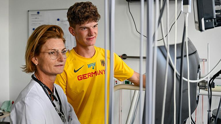 Gemeinsam schauen sich Lennart Rössler und Dr. Karin Nentwich am Computer Ergebnisse der Untersuchung an. Gemeinsam schauen sich Lennart Rössler und Dr. Karin Nentwich am Computer Ergebnisse der Untersuchung an.