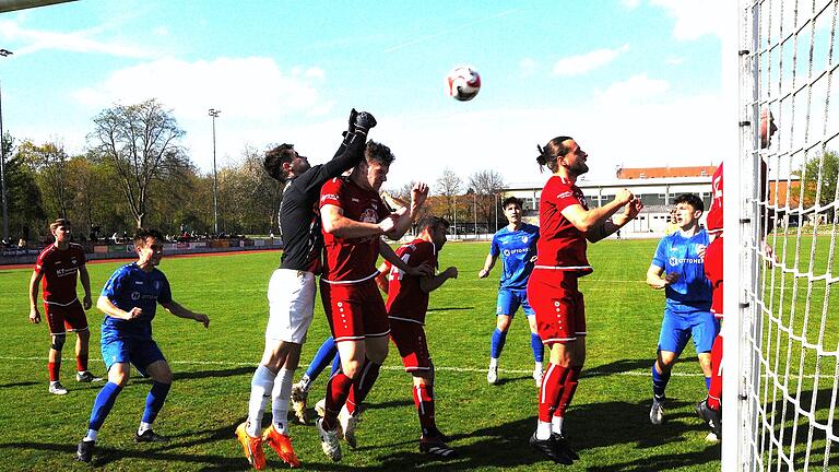 Die Spiele des FC 06 Bad Kissingen und TSV Münnerstadt - Mehr schlecht als recht verteidigt der FC Gerolzhofen hier im Spiel gegen den FC 06 Bad Kissingen (in blau), für den es hernach aber nur ein mageres Remis gab. Die Spiele des FC 06 Bad Kissingen und TSV Münnerstadt - Mehr schlecht als recht verteidigt der FC Gerolzhofen hier im Spiel gegen den FC 06 Bad Kissingen (in blau), für den es hernach aber nur ein mageres Remis gab.