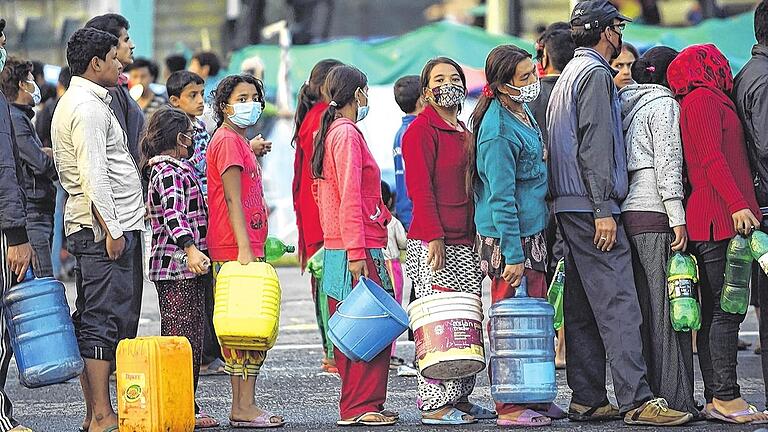 Auch die Leitungen sind zerstört: In der nepalesischen Hauptstadt Kathmandu stehen die Menschen für Wasser an. Auch die Leitungen sind zerstört: In der nepalesischen Hauptstadt Kathmandu stehen die Menschen für Wasser an.
