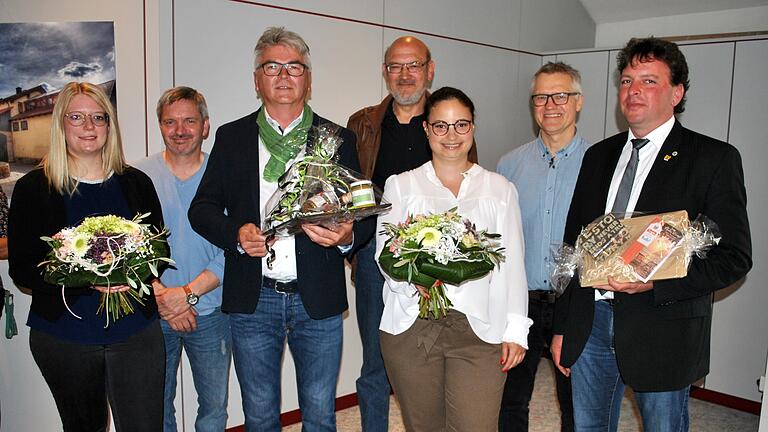 Abschied und Neubeginn: Kämmerer Hans-Bernd Bader (Mitte), eingerahmt von den neuen Mitarbeiterinnen Regina Köhler (links) und Janine Schauk, geht in den Ruhestand. Für seine Arbeit bedankten sich die Gemeindevertreter (hinten, von links) Michael Hey, Georg Rath, Burkhard Wachenbrönner und VG-Vorsitzender Jürgen Heusinger. Abschied und Neubeginn: Kämmerer Hans-Bernd Bader (Mitte), eingerahmt von den neuen Mitarbeiterinnen Regina Köhler (links) und Janine Schauk, geht in den Ruhestand. Für seine Arbeit bedankten sich die Gemeindevertreter (hinten, von links) Michael Hey, Georg Rath, Burkhard Wachenbrönner und VG-Vorsitzender Jürgen Heusinger.