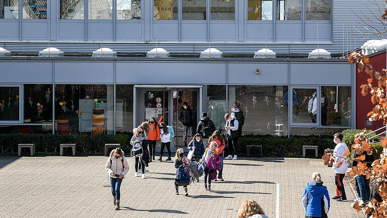 Die Grundschule in Waldbüttelbrunn bekommt ab September eine Stelle für Jugendsozialarbeit an Schulen.