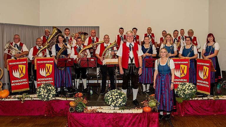 Die Rosenberg-Musikanten beim Herbstkonzert mit ihrem Dirigenten Viktor Hämmerlein. Die Rosenberg-Musikanten beim Herbstkonzert mit ihrem Dirigenten Viktor Hämmerlein.
