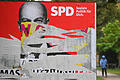 Ein zerstörtes Wahlplakat mit dem Portrait von Olaf Scholz, Kanzlerkandidat der SPD, steht an der Eiesnbahnstraße in Leipzig. Im Vorfeld der Bundestagswahl beklagen viele Parteien die Beschädigung ihrer Plakate. +++ dpa-Bildfunk +++       -  Die SPD steckt seit Monaten im Stimmungstief und liegt in Umfragen hinter der AfD.