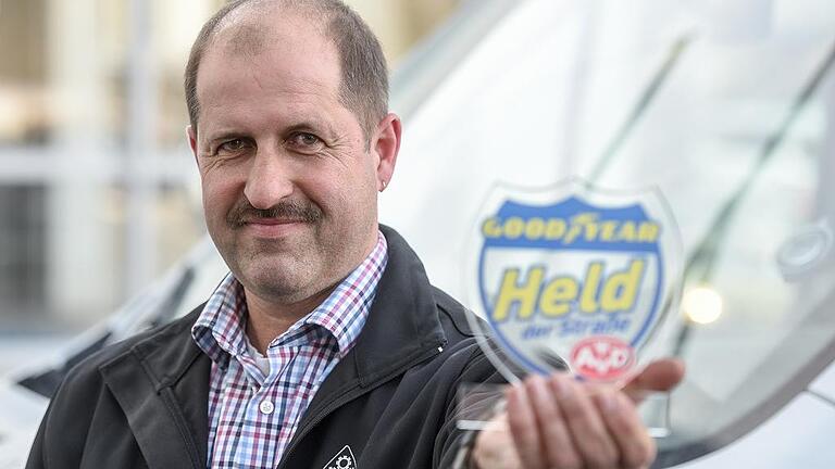 Jochen Marquardt aus Estenfeld ist für sein beherztes Eingreifen bei einem Unfall geehrt worden. Foto: T. Obermeier Jochen Marquardt aus Estenfeld ist für sein beherztes Eingreifen bei einem Unfall geehrt worden. Foto: T. Obermeier