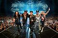 Bis die Fünf von Scorpions am Freitagabend auf der Bühne stehen, sollen  alle Besucher gründlich gefilzt worden  sein. Foto: Jovan Nenadic       -  Bis die Fünf von Scorpions am Freitagabend auf der Bühne stehen, sollen  alle Besucher gründlich gefilzt worden  sein. Foto: Jovan Nenadic