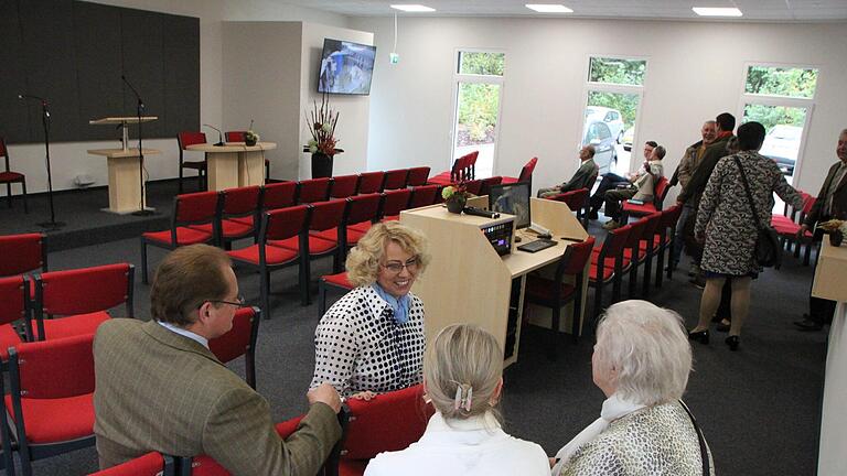 Der neue Versammlungsraum hat 80 Sitzplätze. Moderne Technik dient der Übertragung biblischer Vorträge. Foto: Ulrike Müller       -  Der neue Versammlungsraum hat 80 Sitzplätze. Moderne Technik dient der Übertragung biblischer Vorträge. Foto: Ulrike Müller