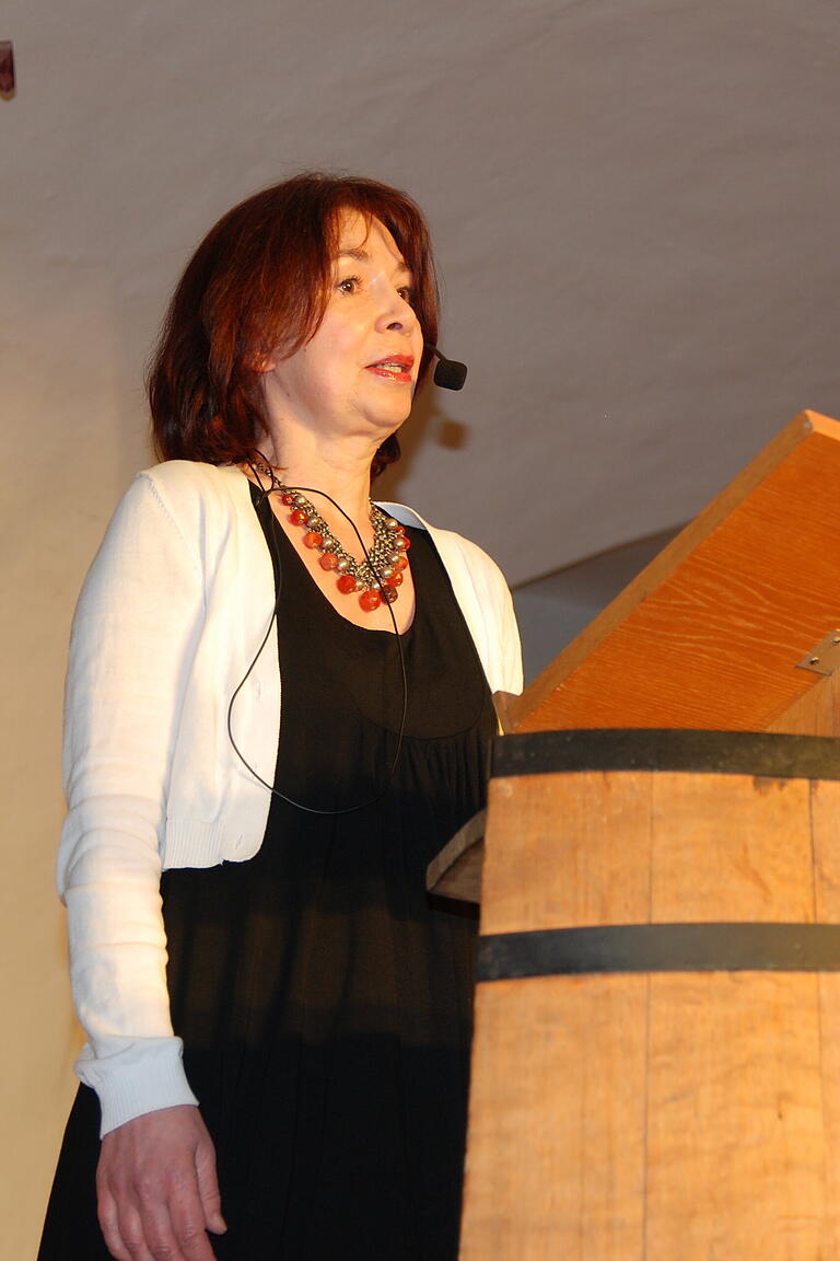Roswitha Harms stand zum ersten Mal in der Rothenfelser Bütt und ließ einen Blick hinter die Kulissen des Krimikellers zu. Roswitha Harms stand zum ersten Mal in der Rothenfelser Bütt und ließ einen Blick hinter die Kulissen des Krimikellers zu.