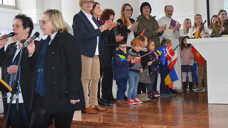Durch die Teilnahme der Kinder wurde die Verabschiedung von Gudrun Hellmuth eine heitere Angelegenheit. Durch die Teilnahme der Kinder wurde die Verabschiedung von Gudrun Hellmuth eine heitere Angelegenheit.