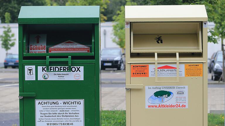 Eine leblose Person in einem Altkleidercontainer sorgte für einen Einsatz von Polizei, Feuerwehr und Notarzt. (Symbolbild)