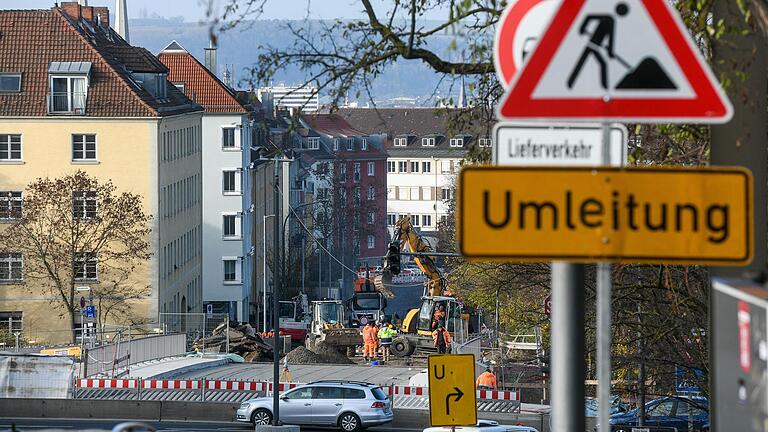 Schon bald sollen die Schilder verschwunden und die neue Siligmüllerbrücke befahrbar sein. Schon bald sollen die Schilder verschwunden und die neue Siligmüllerbrücke befahrbar sein.