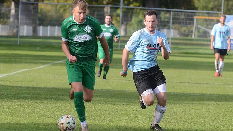 Jakob Fischer (links) vom FV Karlstadt im Laufduell mit Christoph Kaufmann vom SV Altfeld. Diese Partie fand Anfang Oktober statt. In Nachholspielen waren sowohl Karlstadt als auch Altfeld am Mittwochabend gefordert.&nbsp;