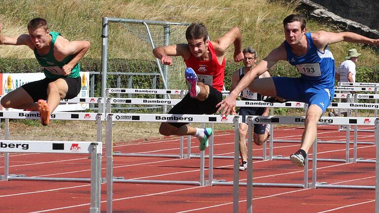 Die ersten drei der Bayerischen Meisterschaften über die 100-Meter-Hürden duellierten sich beim Testwettkampf in Bamberg erneut (von links): Lukas Kleinschrodt (TSV Ansbach), Jakob Blank (LG Bamberg) und Niklas Amthor vom TSV Bad Kissingen.       -  Die ersten drei der Bayerischen Meisterschaften über die 100-Meter-Hürden duellierten sich beim Testwettkampf in Bamberg erneut (von links): Lukas Kleinschrodt (TSV Ansbach), Jakob Blank (LG Bamberg) und Niklas Amthor vom TSV Bad Kissingen.