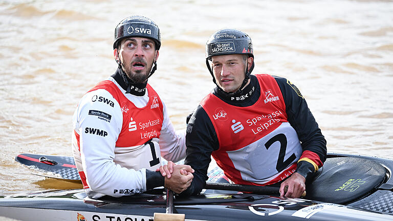 Olympia-Qualifikation Kanuslalom.jpeg       -  Handschlag unter den Konkurrenten. Nur dank des Sieges des Leipzigers Franz Anton (rechts) beim Wiederholungsrennen hat sich der Augsburger Sideris Tasiadis das Olympiaticket für Paris im Canadier Einer gesichert.