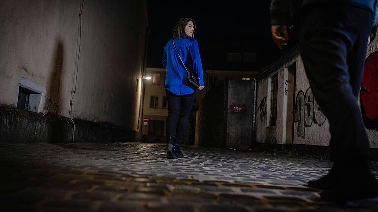 Verfolgt auf dem Heimweg nach dem Feiern? Auch in Würzburg berichten Frauen, nachts schon solche unguten Erlebnisse gemacht zu haben. Im Bild eine gestellte Szene. Verfolgt auf dem Heimweg nach dem Feiern? Auch in Würzburg berichten Frauen, nachts schon solche unguten Erlebnisse gemacht zu haben. Im Bild eine gestellte Szene.