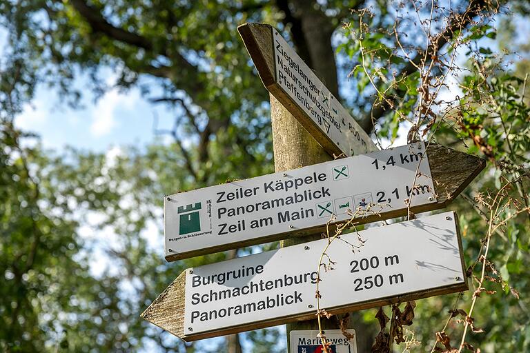 Unterwegs auf dem Abt-Degen-Steig ausgehend von Zeil am Main: Schilder helfen immer wieder bei der Orientierung. Unterwegs auf dem Abt-Degen-Steig ausgehend von Zeil am Main: Schilder helfen immer wieder bei der Orientierung.