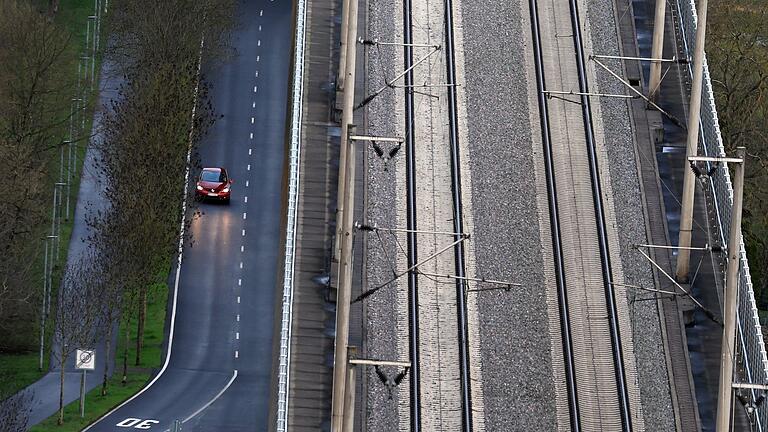 Zugverkehr       -  Das Auto bleibt in den nächsten Jahren das dominierende Verkehrsmittel. (Archivbild)