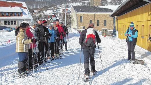 Aufpassen und nachmachen: Einweisung für die Schneeschuhtour mit Rhön-Yeti André Schmitt.