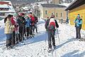 Aufpassen und nachmachen: Einweisung für die Schneeschuhtour mit Rhön-Yeti André Schmitt.
