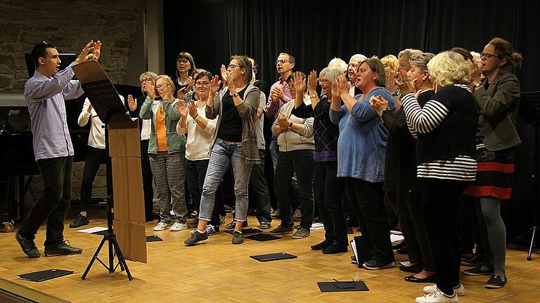 Arabisches Flair brachten die &bdquo;Disharmoniker&rdquo; aus Schweinfurt unter der Leitung von Theodor Spannagel mit dem Schlager &bdquo;Fatoume&rdquo; auf die Bühne des Rügheimer Schüttbaus.