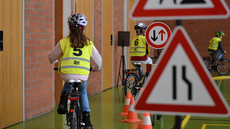 Die Fahrradprüfung in der Grundschule bereitet immer mehr Kindern Probleme.