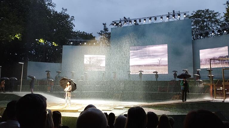 Insgesamt 280.000 Liter Wasser regnete es in diesem Sommer Abend für Abend auf der Freilichtbühne in Tegelen (Niederlande). Die Wassertechnik lieferte der Triefensteiner Christian Eid. Insgesamt 280.000 Liter Wasser regnete es in diesem Sommer Abend für Abend auf der Freilichtbühne in Tegelen (Niederlande). Die Wassertechnik lieferte der Triefensteiner Christian Eid.