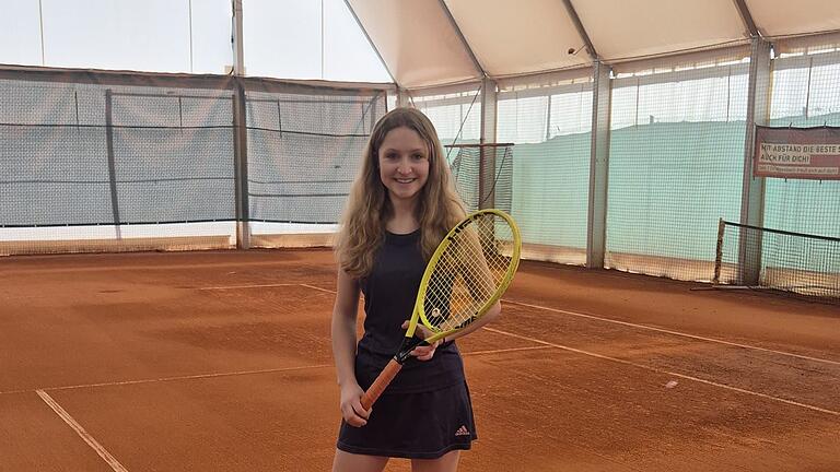 Maxima Klement im Steilpass-Interview       -  Unser Bild zeigt Maxima Klement in der Tennishalle des TSV Maßbach.