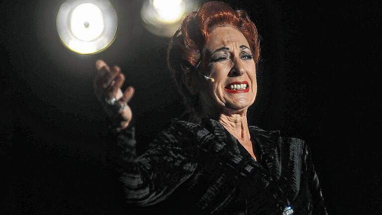 Daniela Ziegler in der Rolle der ehemaligen Stummfilm-Diva Norma Desmond.
