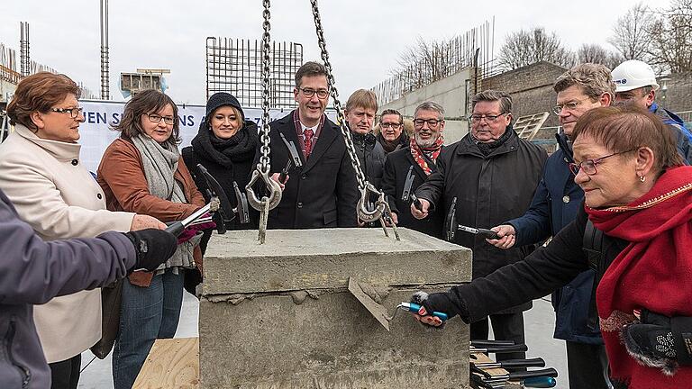 Zumindest ein bisschen arbeiten mussten die Festgäste bei der Grundsteinlegung fürs neue Nautiland-Band (von links): Landtagspräsidentin Barbara Stamm, die Stadträtinnen Silke Trost und Sonja Buchberger, OB Christian Schuchardt, Bäder-Geschäftsführer Jürgen Athmer, WVV-Chef Thomas Schäfer, Bürgermeister Adolf Bauer, Landtagsabgeordneter Georg Rosenthal und Bürgermeisterin Marion Schäfer-Blake. Zumindest ein bisschen arbeiten mussten die Festgäste bei der Grundsteinlegung fürs neue Nautiland-Band (von links): Landtagspräsidentin Barbara Stamm, die Stadträtinnen Silke Trost und Sonja Buchberger, OB Christian Schuchardt, Bäder-Geschäftsführer Jürgen Athmer, WVV-Chef Thomas Schäfer, Bürgermeister Adolf Bauer, Landtagsabgeordneter Georg Rosenthal und Bürgermeisterin Marion Schäfer-Blake.