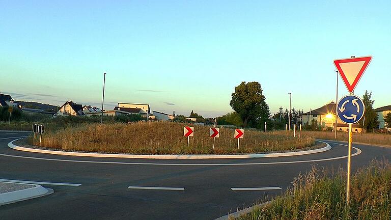 Für ein langsamere und damit sicherere Ortsdurchfahrt: Das Ortseingangsschild wird demnächst, aus Richtung Knetzgau kommend, vor den Sander Kreisel versetzt.