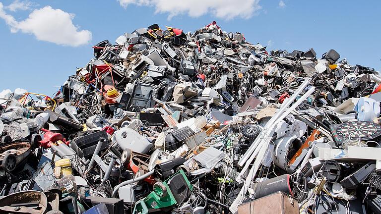 Elektroschrott: Jeder Bundesbürger entsorgt jährlich 15 Kilo Haushaltskleingeräte. Recycling-Firmen übernehmen ihre Verwertung.