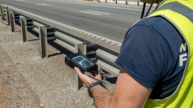 Suche nach radioaktiver Kapsel - Australische Katastrophenschützer versuchen mit Messgeräten, eine Spur der radioaktiven Kapsel zu finden. Suche nach radioaktiver Kapsel - Australische Katastrophenschützer versuchen mit Messgeräten, eine Spur der radioaktiven Kapsel zu finden.