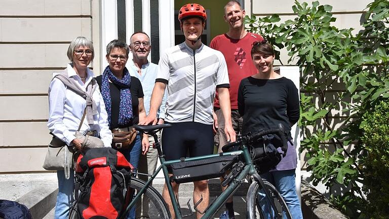 Lukas Krone (Dritter von rechts) legte auf seiner Tour einen Zwischenstopp in der Würzburger Wärmestube ein. Ursula Karl, Nadia Fiedler, Bernhard Christof, Andreas Schick und Stefanie-Irmgard Behnecke (von links) freuen sich über seinen Besuch.