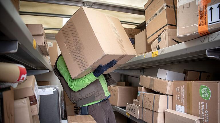 Paketbote       -  Mehrere Milliarden Pakete gelangten 2024 über Onlineplattformen in die EU gelangt. Die Bundesregierung will geltendes Recht nun besser durchsetzen. (Symbolbild)
