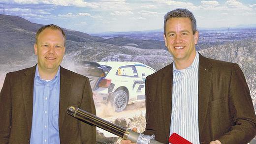 Internationaler: Moritz Nöding (links) und Norbert Odendahl blicken auf die neue Motorsportsaison. Odendahl zeigt dabei einen Dämpfer des Polo R WCR.Foto: ZF