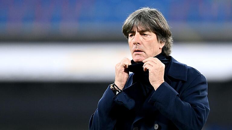 Es brauen sich dunkle Wolken über Bundestrainer Joachim Löw zusammen. Es brauen sich dunkle Wolken über Bundestrainer Joachim Löw zusammen.