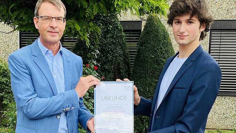 Bastian Kappus (rechts) wird als Eliteschüler des Sports ausgezeichnet. Bastian Kappus (rechts) wird als Eliteschüler des Sports ausgezeichnet.
