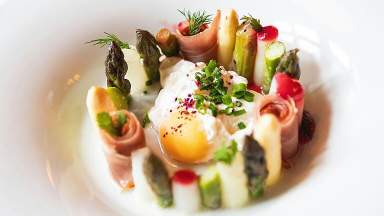 Der Koch Leonard Vörding vom Restaurant zum Stachel in Würzburg präsentiert sein Spargelgericht. Der Koch Leonard Vörding vom Restaurant zum Stachel in Würzburg präsentiert sein Spargelgericht. 
