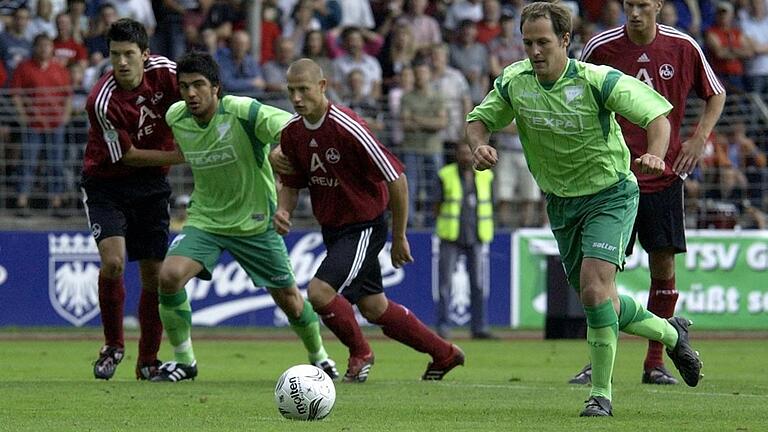 Großbardorfs Christian Laus (rechts) tritt gegen den 1. FC Nürnberg II zum Elfmeter an. Laus verwandelt zum 1:0. Es ist das erste Regionalliga-Tor in der Vereinsgeschichte des TSV. Die Großbardorfer verlieren diese Partie im August 2008 noch mit 1:4.