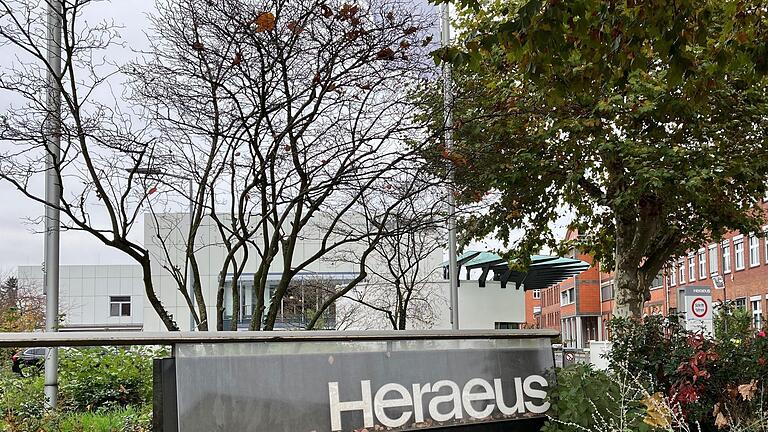 Heraeus-Konzernzentrale in Hanau       -  Das Familienunternehmen und seine Töchter sind in den Bereichen Metalle, Recycling, Gesundheit, Halbleiter und Elektronik tätig. (Archivbild)