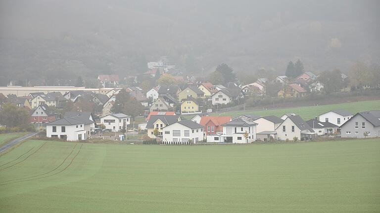 Infolge der regen Bautätigkeit in Eußenheim gibt es im neuen Baugebiet 'Am Buchenweg' (vorne) kaum noch freie Bauplätze und die Besitzer der wenigen freien, in Privatbesitz befindlichen Plätze innerhalb der Ortschaften wollen nicht verkaufen.