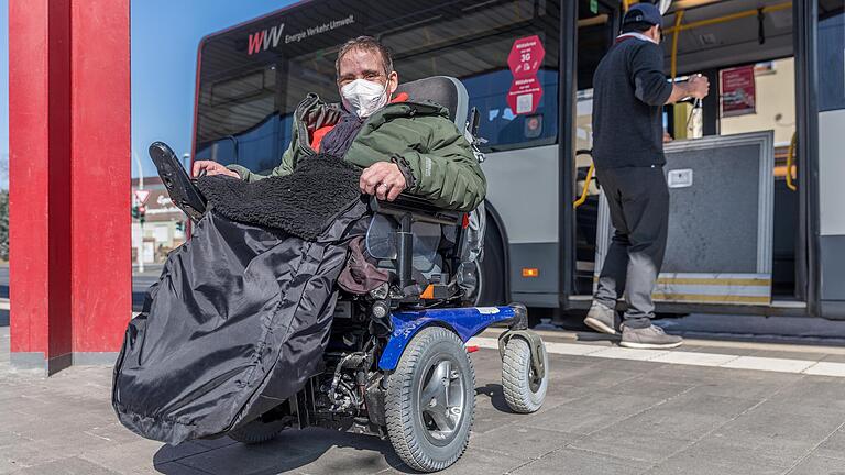 Timo Müller nutzt fast täglich den Würzburger Nahverkehr. Diese Redaktion hat ihn bei einer Fahrt begleitet. Timo Müller nutzt fast täglich den Würzburger Nahverkehr. Diese Redaktion hat ihn bei einer Fahrt begleitet.