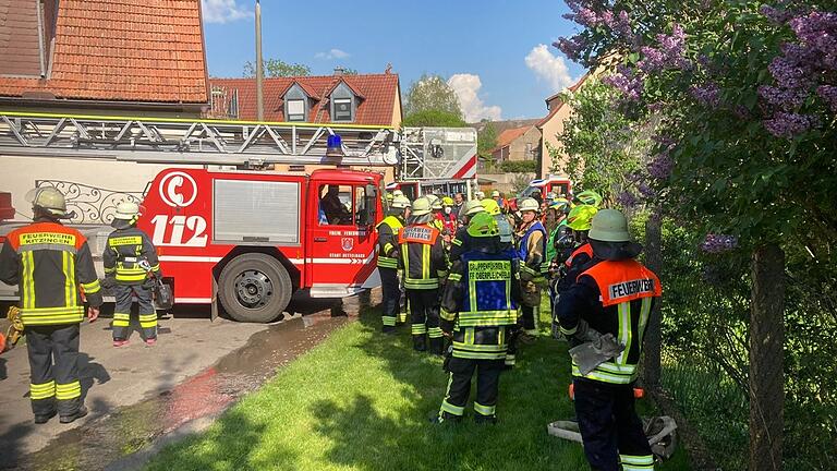 Meisterleistung: Das Drehleiterfahrzeug rangiert rückwärts in den Hof des Brandobjekts.