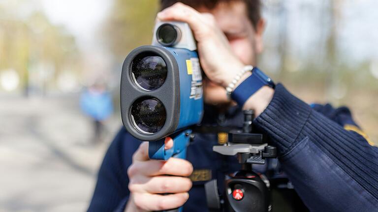 Beim sogenannten Blitzermarathon am Freitag, 19. April, werden an rund 1800 Messstellen in ganz Bayern Raserinnen und Raser kontrolliert – so auch an 17 Stellen in Würzburg und Umgebung.