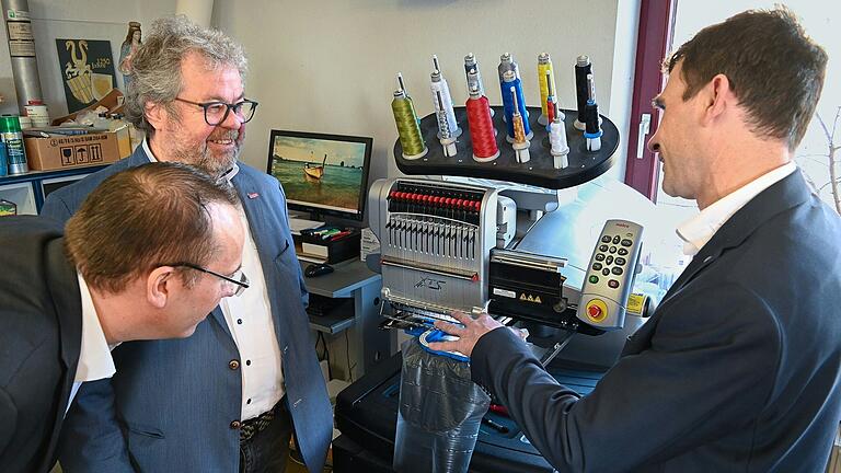 Matthias Berberich (rechts), Geschäftsführer des Maler- und Stuckateurbetriebs Berberich, zeigt Ralf Rothenburger (Mitte) und Andreas Kolban (links) die Stickmaschine des Geschäftsbereichs Werbetechnik. Matthias Berberich (rechts), Geschäftsführer des Maler- und Stuckateurbetriebs Berberich, zeigt Ralf Rothenburger (Mitte) und Andreas Kolban (links) die Stickmaschine des Geschäftsbereichs Werbetechnik.