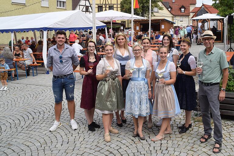 Zusammen mit anderen Weinhoheiten, dem Fremdenverkehrsvereinsvorsitzenden Michael Krauß (links) und Bürgermeister Jürgen Schulz (rechts) eröffnete Weinprinzessin Alicia Leikam (Mitte) das Genussortfest.