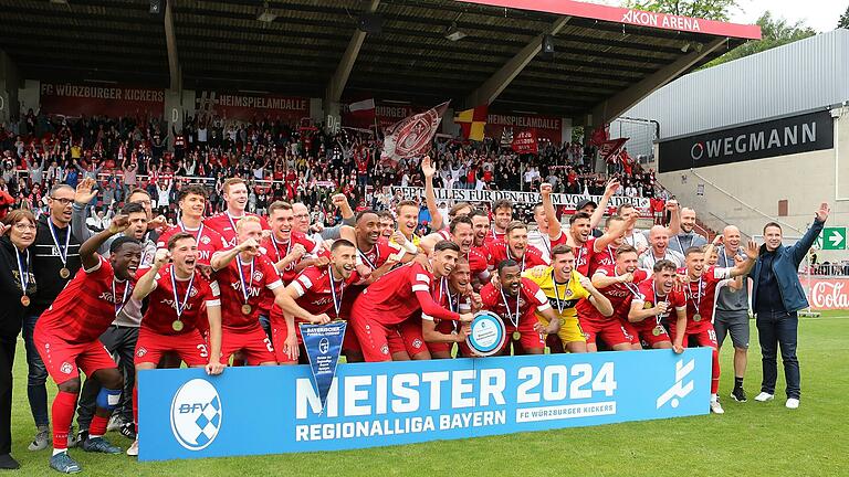 Gruppenbild mit Fans, Meisterteller und BFV-Präsident Christoph Kern (rechts).