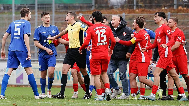 Nach der Roten Karte wurde die Bayernliga-Partie zwischen dem Würzburger FV und dem ATSV Erlangen hitzig geführt. Unmittelbar nach dem Platzverweis geraten Spieler beider Seiten aneinander.